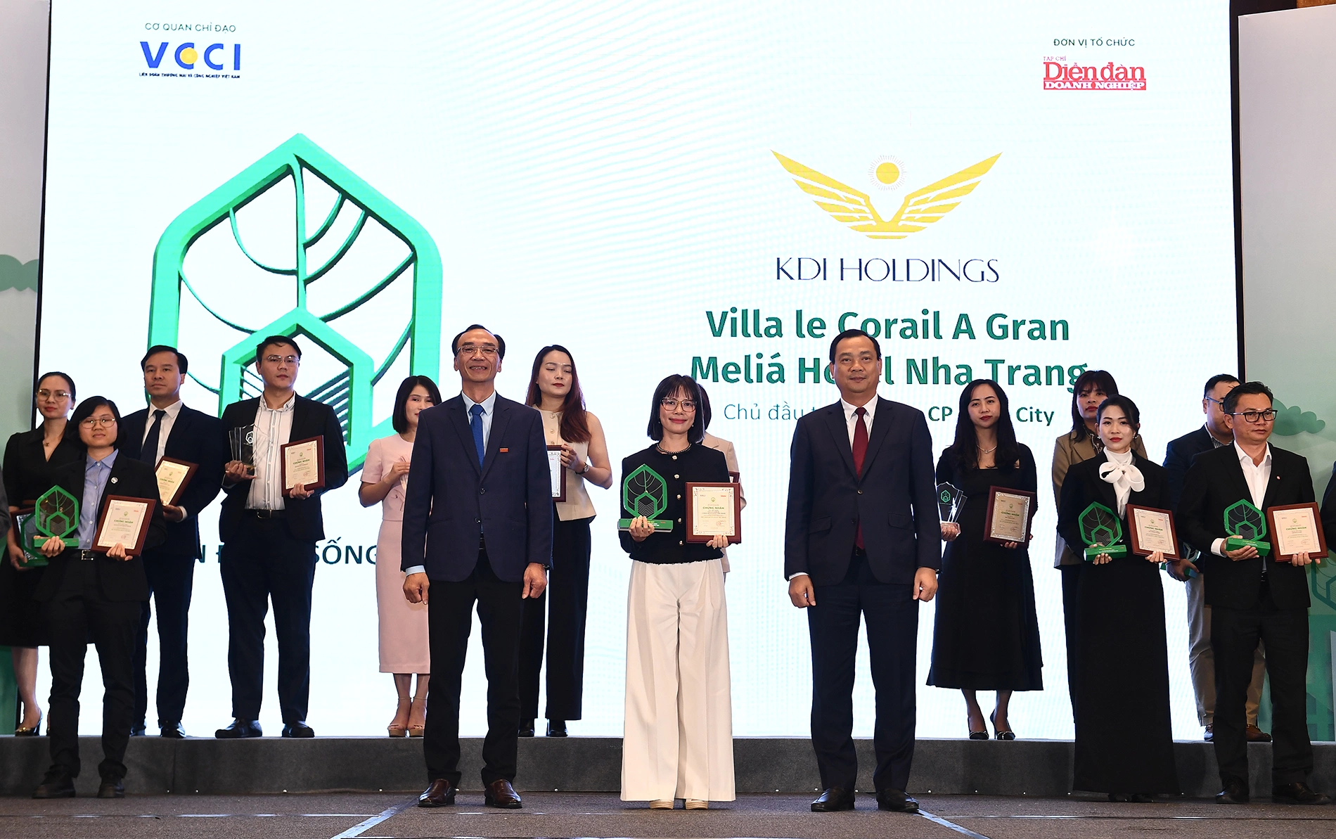 Bà Nguyễn Hương Hoài (đứng giữa, hàng đầu), đại diện dự án Libera Nha Trang, nhận chứng nhận và kỷ niệm chương. Ảnh: KDI Holdings