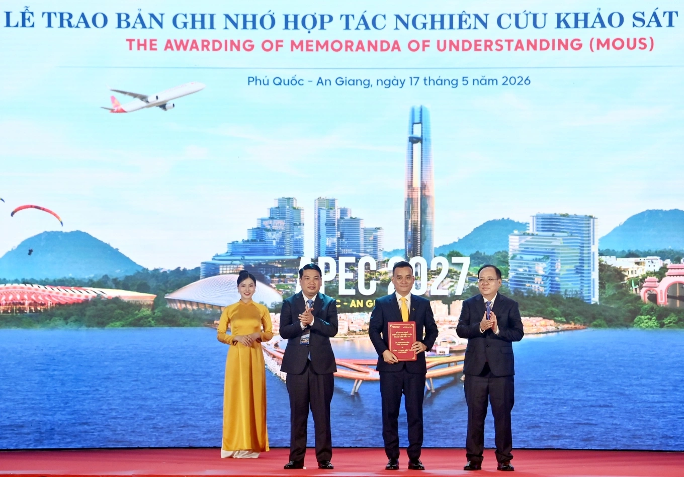 Đại diện Tập đoàn Sun Group và tỉnh An Giang trong lễ ký kết. Ảnh: Ánh Dương